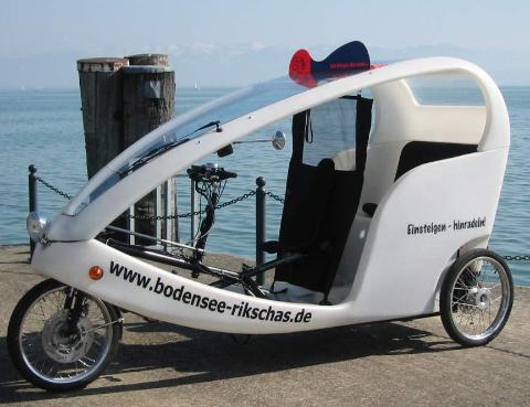 offene Rikscha am Hafen von Langenargen