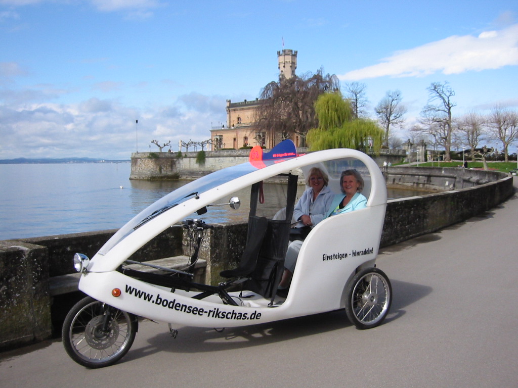 offene Rikscha am Hafen von Langenargen